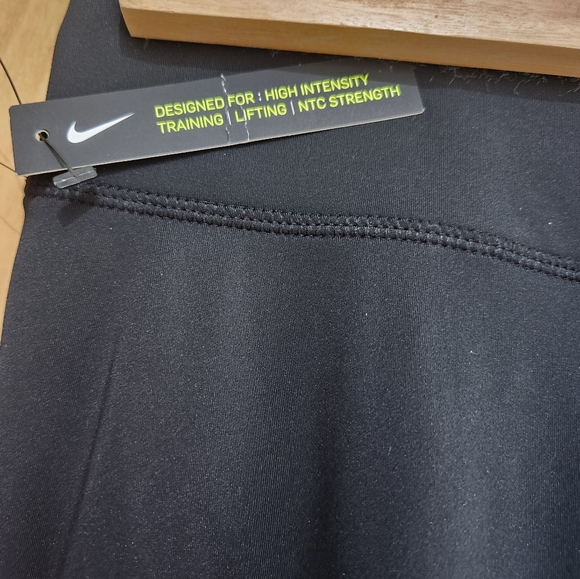 Nike Women's Power Pocket Hyper Dri-Fit Training Capris Tights Black - Medium - Picture 10 of 10